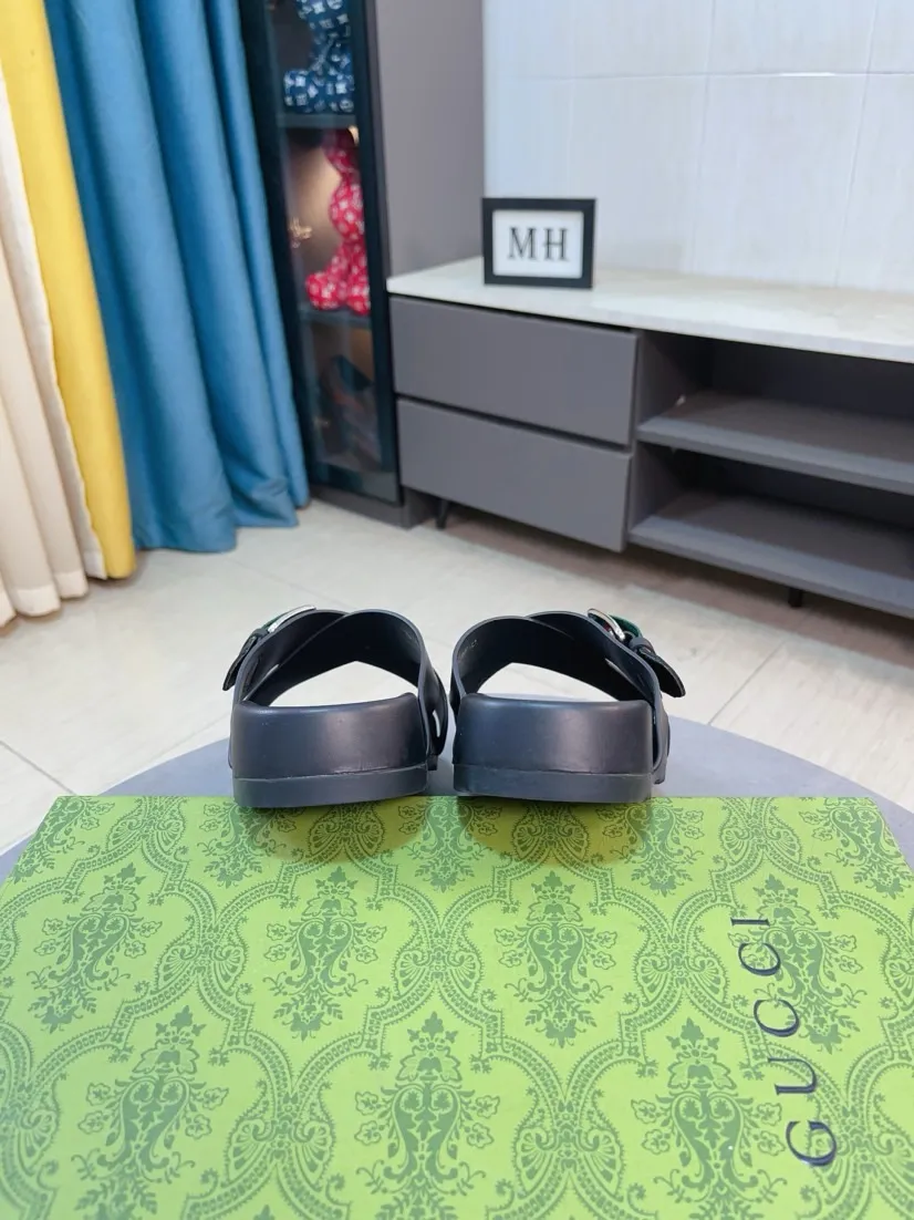 Men's Men's Shoes💰300🌸🌸【GUCCI New Style】This slipper is made of GG polyester fiber and is decorated with the Gucci label on the front, adding a bold logo feel to the style. "Gucci Made in Italy" stamped label Rubber sole Flat Made in Italy Men's sizes 39 to 45, (46. Customized